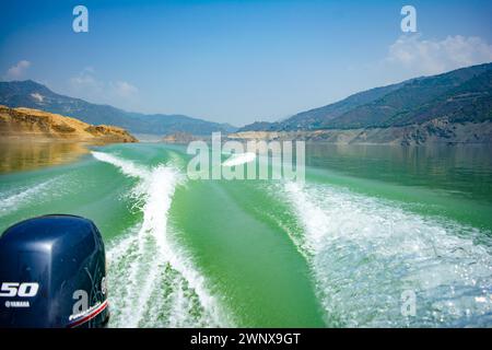 Tehri-See, Wasseroberfläche hinter einem Schnellboot im Tehri-See. Fahren Sie auf der Wasseroberfläche hinter dem Schnellboot. Rückansicht der Wellen hinter dem Spee Stockfoto