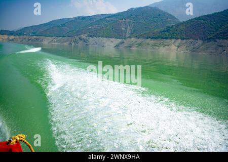 Tehri-See, Wasseroberfläche hinter einem Schnellboot im Tehri-See. Fahren Sie auf der Wasseroberfläche hinter dem Schnellboot. Rückansicht der Wellen hinter dem Spee Stockfoto