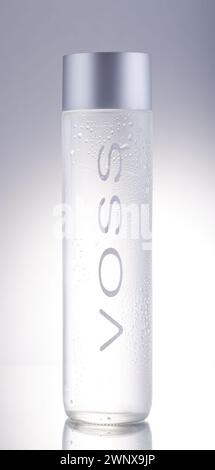 Mansfield, Nottingham, Großbritannien, 4. März 2024: Studio-Produktbild einer Flasche Voss-Wasser. Stockfoto