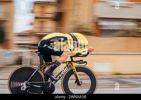 Lido Di Camaiore, Italien. März 2024. Foto von Zac Williams/SWpix.com - 04/03/2024 - Radfahren - 2024 Tirreno Adriatico - Stage 1 ITT - Lido di Camaiore - Benjamin Tullett, Visma Lease a Bike. Neuer Giro Aero Helm Credit: SWpix/Alamy Live News Stockfoto