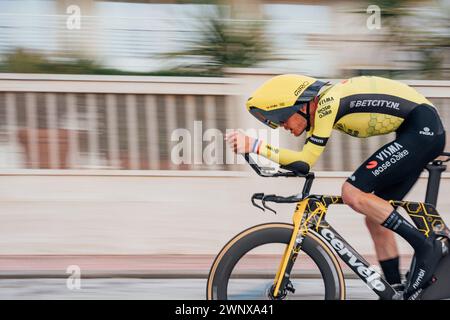 Lido Di Camaiore, Italien. März 2024. Foto von Zac Williams/SWpix.com - 04/03/2024 - Radfahren - 2024 Tirreno Adriatico - Stage 1 ITT - Lido di Camaiore - Dylan Van Baarle, Visma Lease a Bike. Neuer Giro Aero Helm Credit: SWpix/Alamy Live News Stockfoto