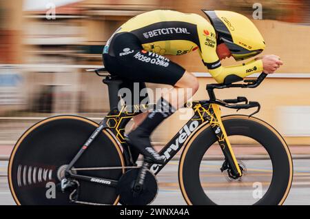 Lido Di Camaiore, Italien. März 2024. Foto von Zac Williams/SWpix.com - 04/03/2024 - Radfahren - 2024 Tirreno Adriatico - Stage 1 ITT - Lido di Camaiore - Benjamin Tullett, Visma Lease a Bike. Neuer Giro Aero Helm Credit: SWpix/Alamy Live News Stockfoto