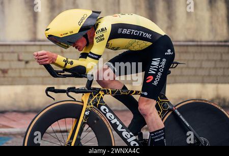 Lido Di Camaiore, Italien. März 2024. Foto von Zac Williams/SWpix.com - 04/03/2024 - Radfahren - 2024 Tirreno Adriatico - Stage 1 ITT - Lido di Camaiore - Benjamin Tullett, Visma Lease a Bike. Neuer Giro Aero Helm Credit: SWpix/Alamy Live News Stockfoto