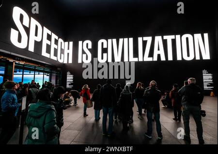 London, Großbritannien. März 2024. Outernet Arts and Serpentine präsentieren das digitale Kunstwerk Silent Writings (2009/2024) der amerikanischen Künstlerin Barbara Kruger, das erforscht, wie wir mit globalen Ereignissen und miteinander kommunizieren und uns verbinden. Sie wird vom 4. März bis 22. April 2024 jeden Montag von 18:00 bis 21:00 Uhr im Now Building, Centre Point, ausgestellt. Es verbindet sich mit der Ausstellung des Künstlers Thinking of You. Ich meine mich. Ich meine dich. Bei Serpentine South. Guy Bell/Alamy Live News Stockfoto
