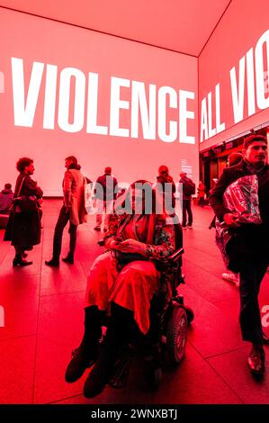 London, Großbritannien. März 2024. Outernet Arts and Serpentine präsentieren das digitale Kunstwerk Silent Writings (2009/2024) der amerikanischen Künstlerin Barbara Kruger, das erforscht, wie wir mit globalen Ereignissen und miteinander kommunizieren und uns verbinden. Sie wird vom 4. März bis 22. April 2024 jeden Montag von 18:00 bis 21:00 Uhr im Now Building, Centre Point, ausgestellt. Es verbindet sich mit der Ausstellung des Künstlers Thinking of You. Ich meine mich. Ich meine dich. Bei Serpentine South. Guy Bell/Alamy Live News Stockfoto