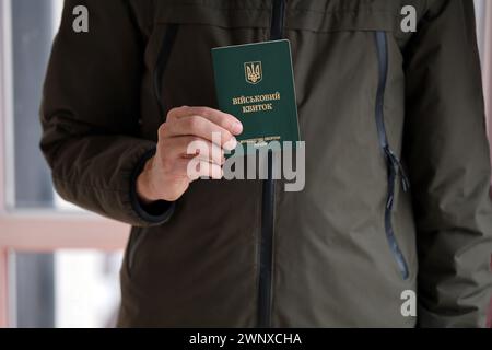 Der junge ukrainische Wehrpflichtige zeigt seine Militärmarke oder sein Armeeausweis in der Nähe Stockfoto