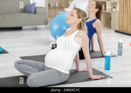 Zwei schwangere Frauen in einem Schwangerschaftsyogakurs Stockfoto