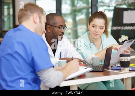 Gruppe von Ärzten in der Cafeteria Stockfoto