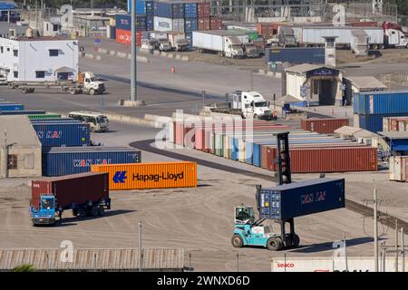 Puerto Quetzal, Guatemala - 19. Januar 2024: Gabelstapler transportieren Schiffscontainer im Hafen der Stadt Stockfoto