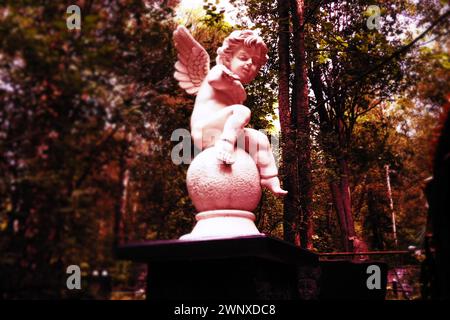 Engel im Friedhofsdenkmal am Grab einer Kinderskulptur in Form eines Engels Stockfoto