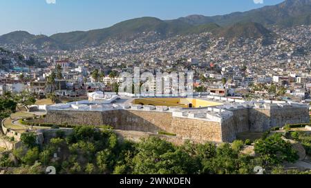 Acapulco, Mexiko - 17. Januar 2024: Historische spanische Festung Fort San Diego in Acapulco. Es war früher als Fort of San Carlos bekannt. Stockfoto