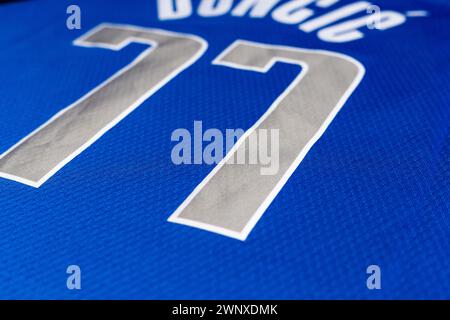 Dallas Basketballtrikot von Luka mit der Nummer 77 Stockfoto