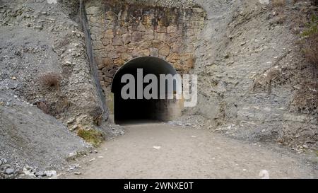 Tunnel auf der Via Nicolau in der Nähe von Bagà durch die alte Zugstrecke (Berguedà, Barcelona, Katalonien, Spanien) ESP: Túnel en la Via del Nicolau Stockfoto
