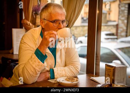 Einige Besucher trinken Schokolade im Geschäft Xocolates Pirineus in Puigcerdà (Cerdanya, Girona, Katalonien, Spanien) Stockfoto