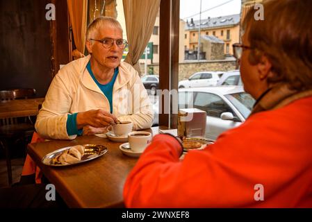 Einige Besucher trinken Schokolade im Geschäft Xocolates Pirineus in Puigcerdà (Cerdanya, Girona, Katalonien, Spanien) Stockfoto