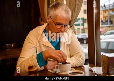 Einige Besucher trinken Schokolade im Geschäft Xocolates Pirineus in Puigcerdà (Cerdanya, Girona, Katalonien, Spanien) Stockfoto