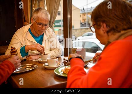 Einige Besucher trinken Schokolade im Geschäft Xocolates Pirineus in Puigcerdà (Cerdanya, Girona, Katalonien, Spanien) Stockfoto