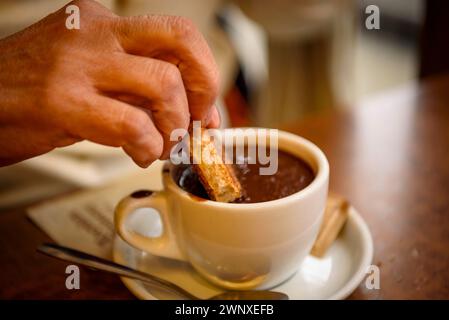 Einige Besucher trinken Schokolade im Geschäft Xocolates Pirineus in Puigcerdà (Cerdanya, Girona, Katalonien, Spanien) Stockfoto