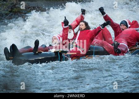 26/12/17 die Wettkämpfer trotzen den Eisbedingungen, als sie über ein Wehr auf dem Derwent stürzen, kurz vor dem Ende des Matlock Bath Floß Race in Derbyshi Stockfoto