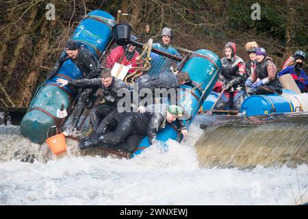 26/12/17 die Wettkämpfer trotzen den Eisbedingungen, als sie über ein Wehr auf dem Derwent stürzen, kurz vor dem Ende des Matlock Bath Floß Race in Derbyshi Stockfoto