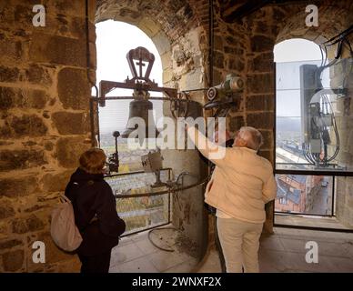 Touristen mit Blick auf die Glocken des Glockenturms von Santa Maria von Puigcerdà (Cerdanya, Girona, Katalonien, Spanien, Pyrenäen) Stockfoto