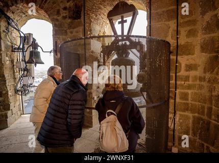 Touristen mit Blick auf die Glocken des Glockenturms von Santa Maria von Puigcerdà (Cerdanya, Girona, Katalonien, Spanien, Pyrenäen) Stockfoto