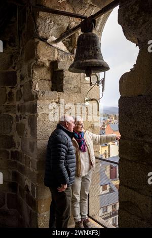 Einige Besucher am Aussichtspunkt des Glockenturms von Santa Maria de Puigcerdà (Cerdanya, Girona, Katalonien, Spanien, Pyrenäen) Stockfoto