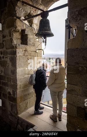 Einige Besucher am Aussichtspunkt des Glockenturms von Santa Maria de Puigcerdà (Cerdanya, Girona, Katalonien, Spanien, Pyrenäen) Stockfoto