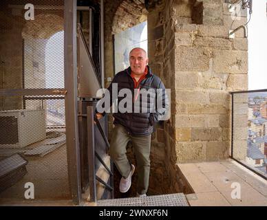 Einige Besucher am Aussichtspunkt des Glockenturms von Santa Maria de Puigcerdà (Cerdanya, Girona, Katalonien, Spanien, Pyrenäen) Stockfoto