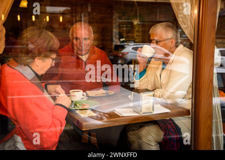 Einige Besucher trinken Schokolade im Geschäft Xocolates Pirineus in Puigcerdà (Cerdanya, Girona, Katalonien, Spanien) Stockfoto