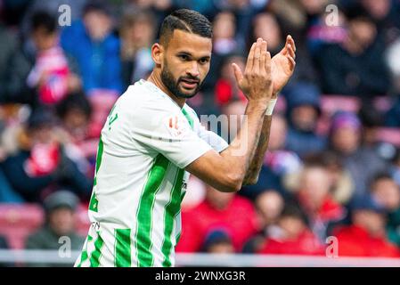 März 2024; Metropolitano Stadium, Madrid, Spanien, spanischer La Liga Fußball, Atletico Madrid gegen Real Betis; William Jos&#xe9; applaudiert den Fans Stockfoto