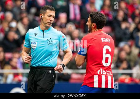 3. März 2024; Metropolitano Stadium Madrid, Spanien, spanischer La Liga Fußball, Atletico Madrid gegen Real Betis; Koke spricht mit dem Schiedsrichter Stockfoto