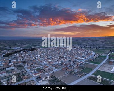 Luftaufnahme der Stadt Arbeca und ihrer ländlichen Umgebung bei rötlichem Sonnenaufgang (Les Garrigues, Lleida, Katalonien, Spanien) Stockfoto