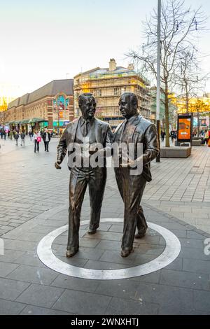 Die Statue von Sir John & Cecil Moores stand ursprünglich in der Old Hall St in Liverpool, wurde aber 2012 außerhalb des Liverpool Littlewoods Store verlegt. Stockfoto