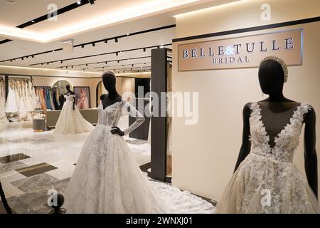 SINGAPUR - 6. NOVEMBER 2023: Gekleidete Schaufensterpuppen im Belle and Tulle Bridal Inside Paragon. Das Paragon ist ein Einkaufskomplex in der Orchard R Stockfoto