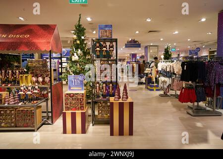 SINGAPUR - 06. NOVEMBER 2023: Weihnachtsspielzeug wird in der Paragon Mall ausgestellt. Das Paragon ist ein Einkaufskomplex in der Orchard Road Gegend von Sin Stockfoto