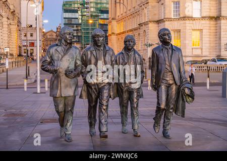 Die Beatles-Gedenkstatue am Pier Head Liverpool bei Sonnenuntergang Stockfoto