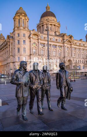Die Beatles-Gedenkstatue am Pier Head Liverpool bei Sonnenuntergang Stockfoto