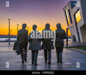 Die Beatles-Gedenkstatue am Pier Head Liverpool bei Sonnenuntergang Stockfoto