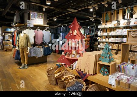 SINGAPUR - 06. NOVEMBER 2023: Weihnachtsdekoration im Muji-Geschäft in Singapur. Muji ist ein japanischer Einzelhändler, der eine große Auswahl an Haushalten verkauft Stockfoto
