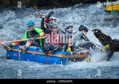 26/12/17 die Wettkämpfer trotzen den Eisbedingungen, als sie über ein Wehr auf dem Derwent stürzen, kurz vor dem Ende des Matlock Bath Floß Race in Derbyshi Stockfoto