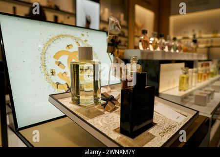 SINGAPUR - 06. NOVEMBER 2023: Chanel Parfums werden im Geschäft in Singapur ausgestellt. Stockfoto