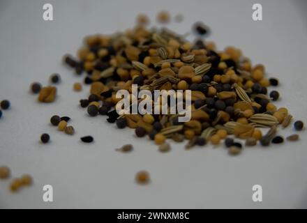 Panch phoron ist eine Gewürzmischung aus dem östlichen Teil Indiens. Der Name bedeutet „fünf Gewürze“ und wird in den Küchen von Ost und Nordosten verwendet Stockfoto