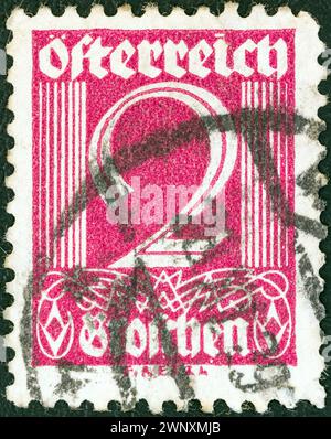 ÖSTERREICH - UM 1925: Ein in Österreich gedruckter Stempel zeigt einen numerischen Wert Stockfoto