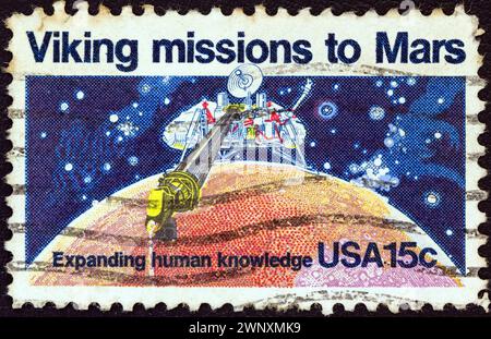 USA - UM 1978: Eine in den USA ausgedruckte Briefmarke zum 2. Jahrestag der Landung von Viking 1 auf dem Mars zeigt den Lander Viking 1, der Boden vom Mars abschöpft Stockfoto