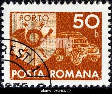 RUMÄNIEN - UM 1974: Ein in Rumänien gedruckter Stempel zeigt einen Posthorn und einen Postwagen Stockfoto