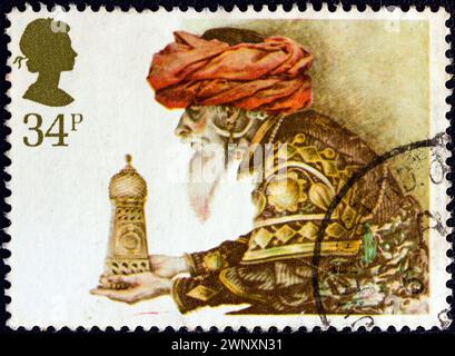 VEREINIGTES KÖNIGREICH - UM 1984: Eine im Vereinigten Königreich gedruckte Marke aus der Weihnachtsausgabe zeigt das Angebot von Weihrauch Stockfoto
