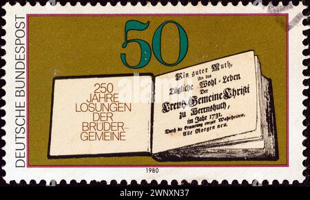 DEUTSCHLAND - UM 1980: Eine in Deutschland gedruckte Briefmarke zeigt das erste Buch der täglichen Bibellesungen, 1731 Stockfoto