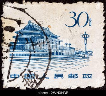 CHINA - UM 1961: Ein in China gedruckter Stempel zeigt das Tor des himmlischen Friedens, Peking Stockfoto