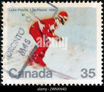 KANADA - UM 1980: Eine Briefmarke, die in Kanada für die Olympischen Winterspiele ausgestellt wurde, zeigt Lake Placid einen Skifahrer Stockfoto